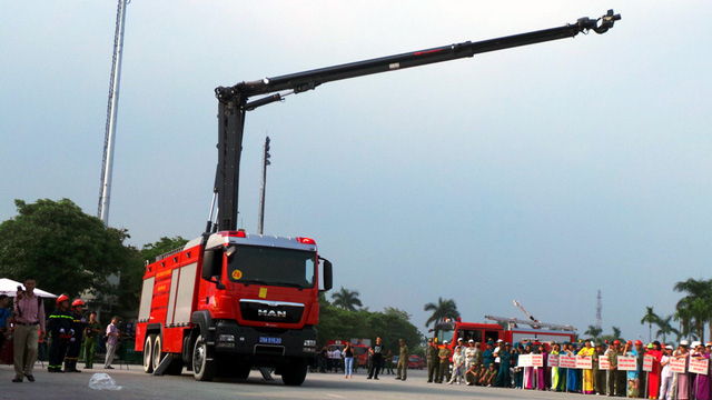 Tại hội thao nghiệp vụ chữa cháy,cứu nạn, cứu hộ năm 2016 diễn ra ngày 1/10, Cảnh sát PC&CC Hà Nội đã giới thiệu loại xe chữa cháy cần vươn, loại xe chữa cháy hiện đại hàng đầu.