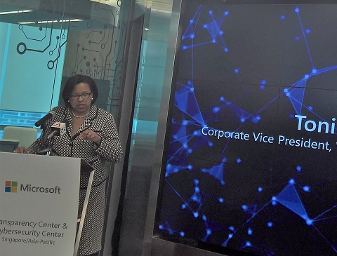 Bà Toni Townes-Whitley, Phó Chủ tịch Microsoft, Khối Hành chính công.