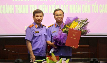 Ông Phan Văn Tâm (bìa phải) nhận quyết định từ Viện trưởng Viện kiểm sát nhân dân tối cao Lê Minh Trí. Ảnh: VKSNDTC.