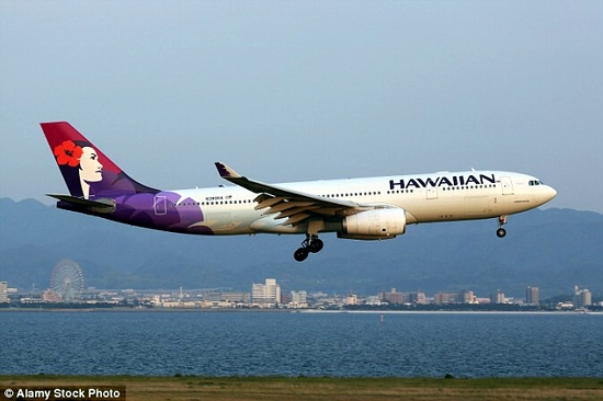 Hãng Hawaiian bị kiện vì cân hành khách!