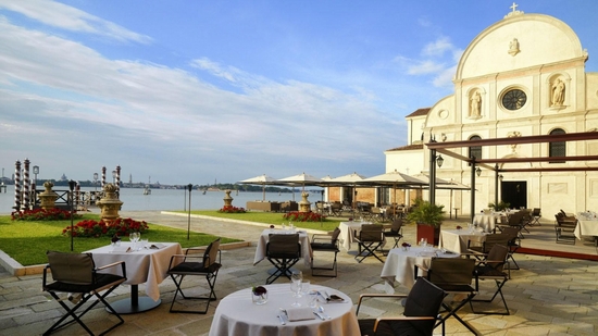 Nếu dùng bữa tại nhà hàng ngoài trời trên đảo Acquerello, du khách có thể ngắm hoàng hôn ở thành phố cổ Venice