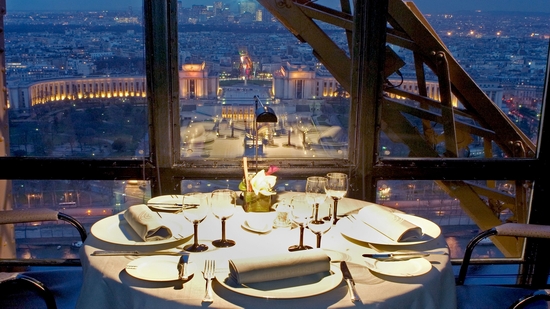 Nhà hàng Le Jules Verne nằng trên tháp Effiel không chỉ phục vụ bạn các món ăn nổi tiếng của Pháp mà còn 