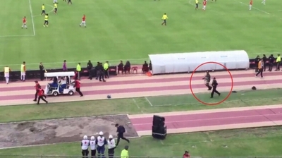 Vờ chấn thương trốn cảnh sát, sao Everton vẫn bị bắt giữa sân bóng