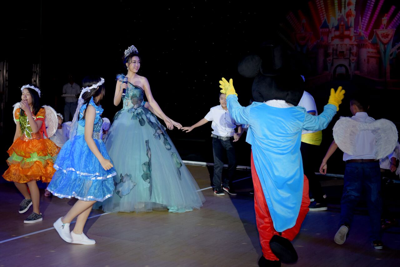 Hoa hậu Mỹ Linh hóa công chúa kiều diễm trên sân khấu