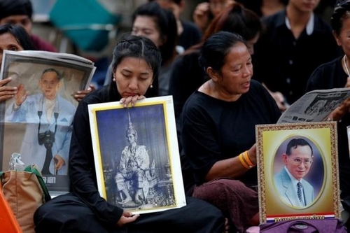 Người dân Thái mặc áo đen sau khi nhà vua qua đời. Du khách nên tôn trọng sự nhạy cảm của tình hình trong thời gian này. Ảnh: Reuters.  