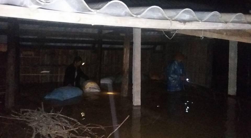    Một ngôi nhà ở xã Lộc Yên nước ngập gần sát nóc nhà tối nay