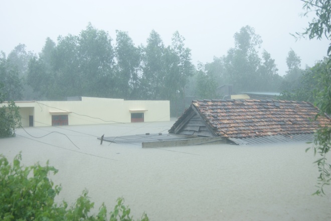 Hai ngày qua, áp thấp nhiệt đới đi vào đất liền gây mưa rất to tại Quảng Bình, tổng lượng mưa phổ biến 400-500 mm, một số nơi hơn 500 mm.