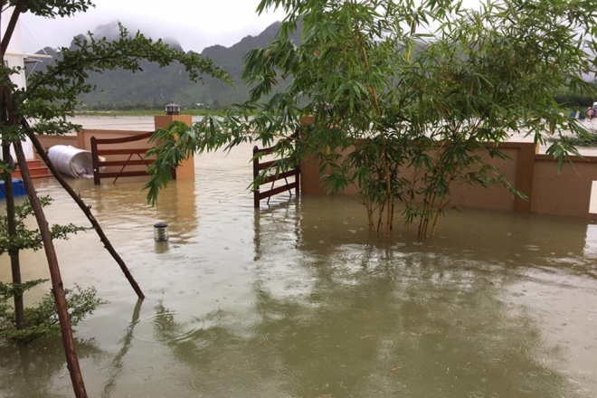 Nước nhiều con sông ở Quảng Bình đang mức báo động 2 và dự báo còn dâng cao do trời tiếp tục mưa to.