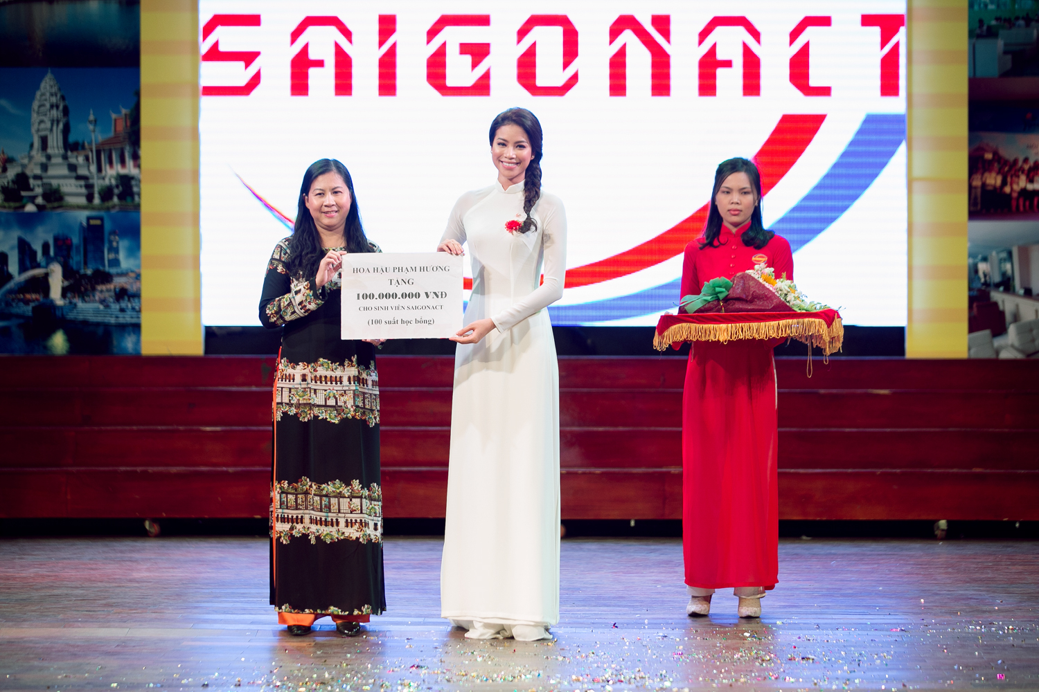 Hoa hậu Phạm Hương dành tặng 100 suất học bổng cho học trò