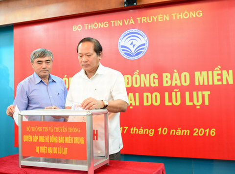 Bộ trưởng Bộ TT&TT Trương Minh Tuấn ủng hộ đồng bào lũ lụt.