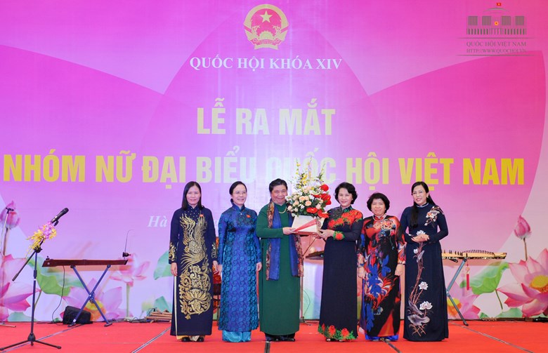Chủ tịch Quốc hội Nguyễn Thị Kim Ngân tặng hoa chúc mừng Ban thường trực Nhóm nữ đại biểu Quốc hội Việt Nam