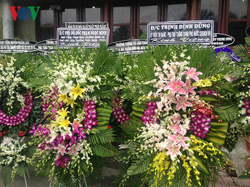 Vòng hoa viếng của Phó Thủ tướng Trịnh Đình Dũng