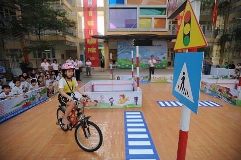 Đến việc được thực hành đi xe đạp theo đúng chỉ dẫn giao thông ngay trên sân trường.
