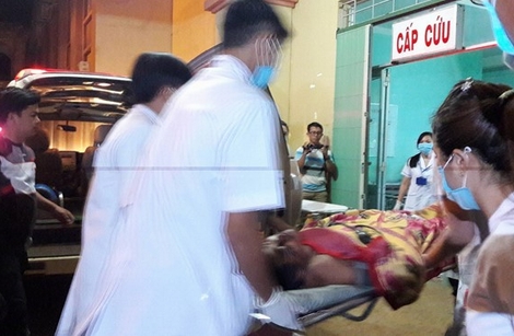 Nạn nhân bị thương vừa được đưa đến Bệnh viện Đa khoa Đắk Nông. Ảnh: Tây Nguyên
