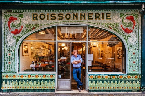 Paris đẹp đến nỗi du khách thường bị lóa mắt bởi vẻ đẹp của địa điểm du lịch. Một trong những điểm khiến Paris hoa lệ trở nên thu hút du khách chính là các cửa hàng lâu đời và nổi tiếng trên khắp con phố. Trong hình là ảnh cửa hàng Fish And Wine Restaurant của ông Drew Harré.
