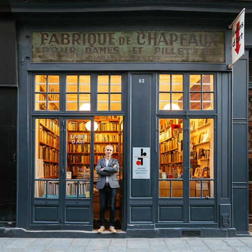Cửa hàng sách nghệ thuật cổ kính của ông Stefan Perrier.