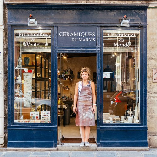Dorothée Hoffmann, chủ cửa hàng gốm sứ tự hào với cửa hàng lâu đời của mình.