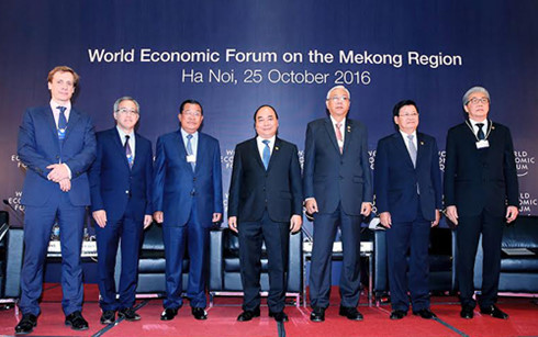 Thủ tướng Nguyễn Xuân Phúc chụp ảnh lưu niệm cùng lãnh đạo các nước