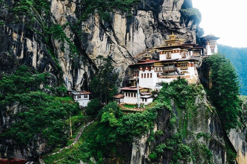 Đến đất Phật Bhutan để lễ Phật và ngắm cảnh.