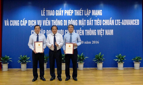 Thay mặt Bộ TT&TT, Bộ trưởng Trương Minh Tuấn chính thức trao giấy phép cung cấp dịch vụ công nghệ 4G cho Tập đoàn VNPT. 