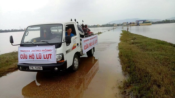 HEAD Hùng Hồng vận chuyển các xe bị ngập lụt về cửa hàng để bảo dưỡng miễn phí cho người dân