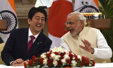 Thủ tướng Nhật Bản Shinzo Abe (bên trái) và người đồng cấp Ấn Độ Narendra Modi