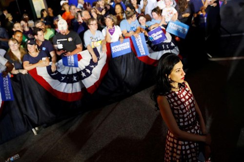 Abedin luôn sát cánh bên bà Clinton trong suốt chiến dịch tranh cử kéo dài nhiều tháng qua. Cô thường đứng ở hậu trường để theo dõi các bài phát biểu vận động tranh cử của bà Clinton.