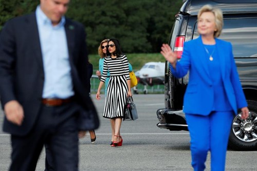 Abedin thân thiết với cựu Ngoại trưởng Mỹ tới nỗi cô còn được ví như con gái thứ 2 của bà Clinton.