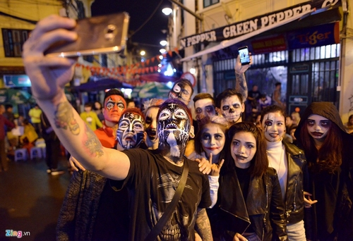 Tối 30/9, nhiều bạn trẻ vẽ mặt, mặc những bộ quần áo kiểu ma quỷ đi chơi phố Tây Tạ Hiện, Hà Nội.