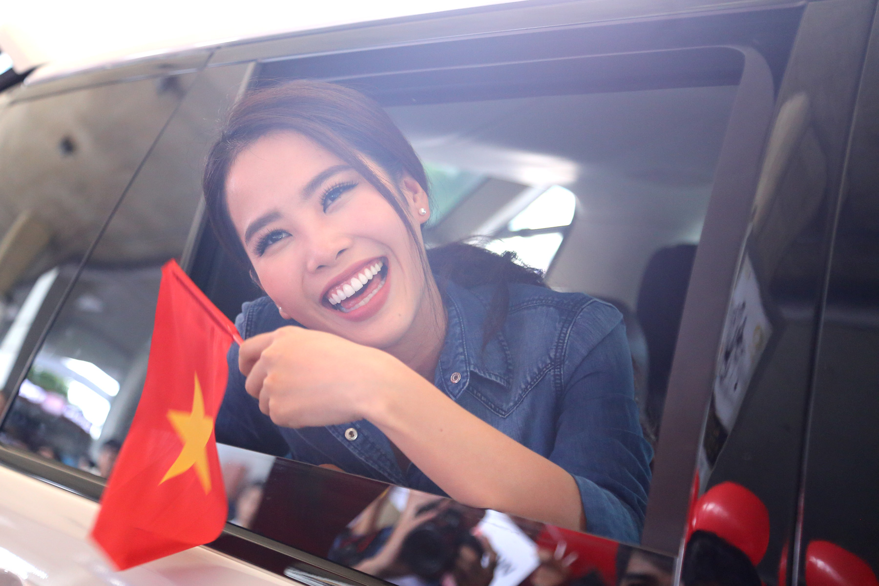 Nam Em tự hào vẫy &quot;cờ đỏ sao vàng&quot; trở về Việt Nam