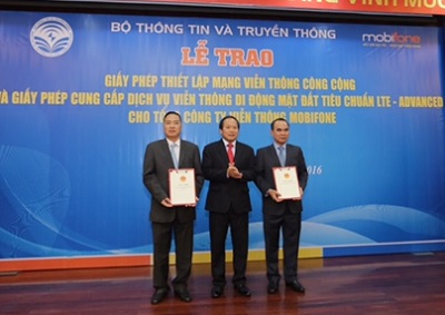 Bộ trưởng Bộ TT&TT Trương Minh Tuấn trao giấy phép cung cấp dịch vụ 4G cho MobiFone.