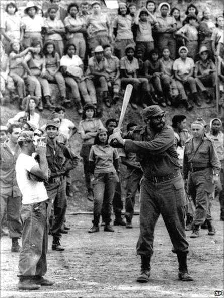 Fidel Castro nổi tiếng với tình yêu bóng chày. Bức ảnh này chụp ông đang chơi môn thể thao ưa thích của mình tại một trường cao đẳng sư phạm ở Sierra Maestra vào năm 1962.