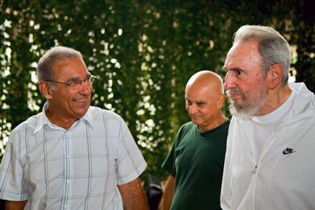 11/7/2010, nhà lãnh đạo Fidel Castro (phải) thăm Trung tâm nghiên cứu khoa học quốc gia tại Havana. Đây là lần đầu tiên ông xuất hiện trước công chúng sau 4 năm vắng bóng.