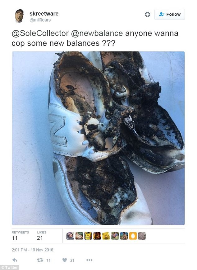 Một người đốt giày New Balance để thể hiện thái độ phản đối hoạt động kinh doanh của gia đình Donald Trump. 