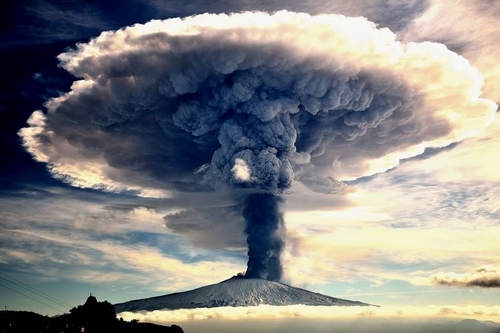 Sức mạnh của tự nhiên - Giải Nhất hạng mục ảnh thiên nhiên: Khói bụi và khí ga phun lên từ miệng núi Etna vào tháng 12/2015. (Nguồn: boredpanda)