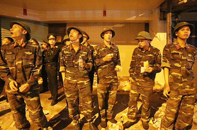 Các quân nhân vẫn có mặt tại hiện trường lúc nửa đêm.