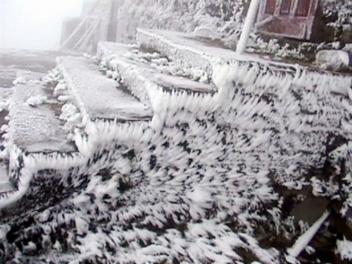 Là một trong những vùng đất lạnh nhất Việt Nam, Mẫu Sơn (Lạng Sơn) là điểm đến hấp dẫn của rất nhiều nhà săn tuyết. Ở độ cao trung bình từ 800 – 1.000, so với mực nước biển, Mẫu Sơn được đặt lên danh sách hàng đầu để cho những người thích khám phá vùng đất dưới tuyết. Ảnh: Pose.