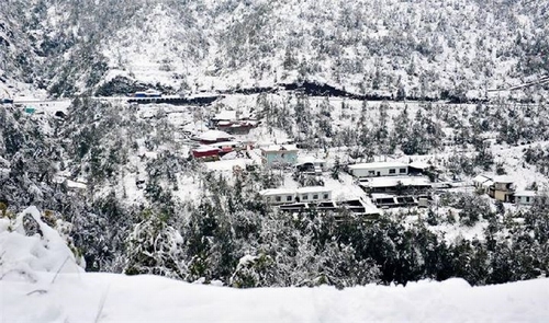 Sapa (Lào Cai) là điểm đến quen thuộc của những người mê tuyết. Bởi ở đây đã hình thành khu du lịch nổi tiếng. Đến Sapa bạn có thể tận hưởng trọn vẹn một mùa đông lạnh giá với băng tuyết phủ kín cây, núi đồi và tuyết trắng. Ảnh: Du lịch Sapa.