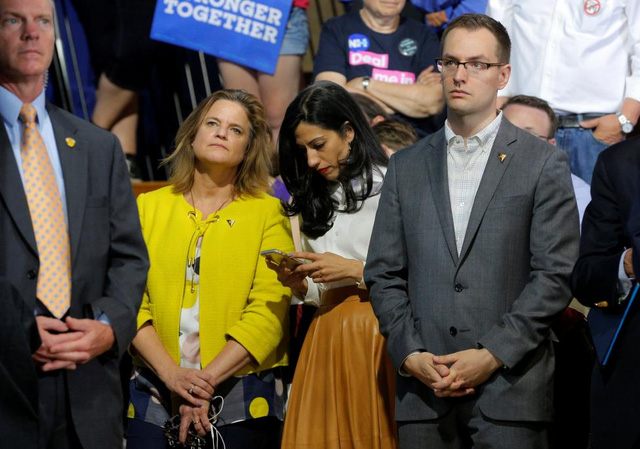 Robby Mook (bên phải), cũng 36 tuổi, là nhà quản lý và chiến lược gia tranh cử của Mỹ. Trước khi trở thành nhà quản lý chiến dịch tranh cử tổng thống 2016 của bà Hillary Clinton, Mook đã làm việc cho đảng Dân chủ và trong một loạt các chiến dịch tranh cử bang. (Ảnh: Reuters)