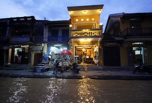 Nước lũ đổ về khiến nhiều hàng quán ven sông Hoài vắng khách. 