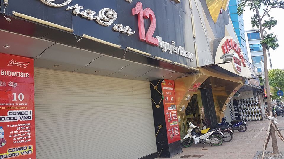 Các quán khác trên phố Nguyễn Khang cũng đóng cửa không tiếp khách