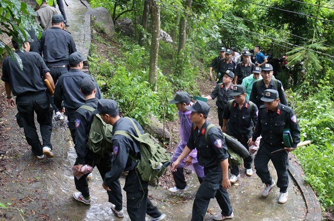 Lực lượng chức năng tổ chức tìm kiếm máy bay rơi ở khu vực núi Dinh, huyện Tân Thành (Bà Rịa - Vũng Tàu) ngày 19/10. Ảnh: Hải An.