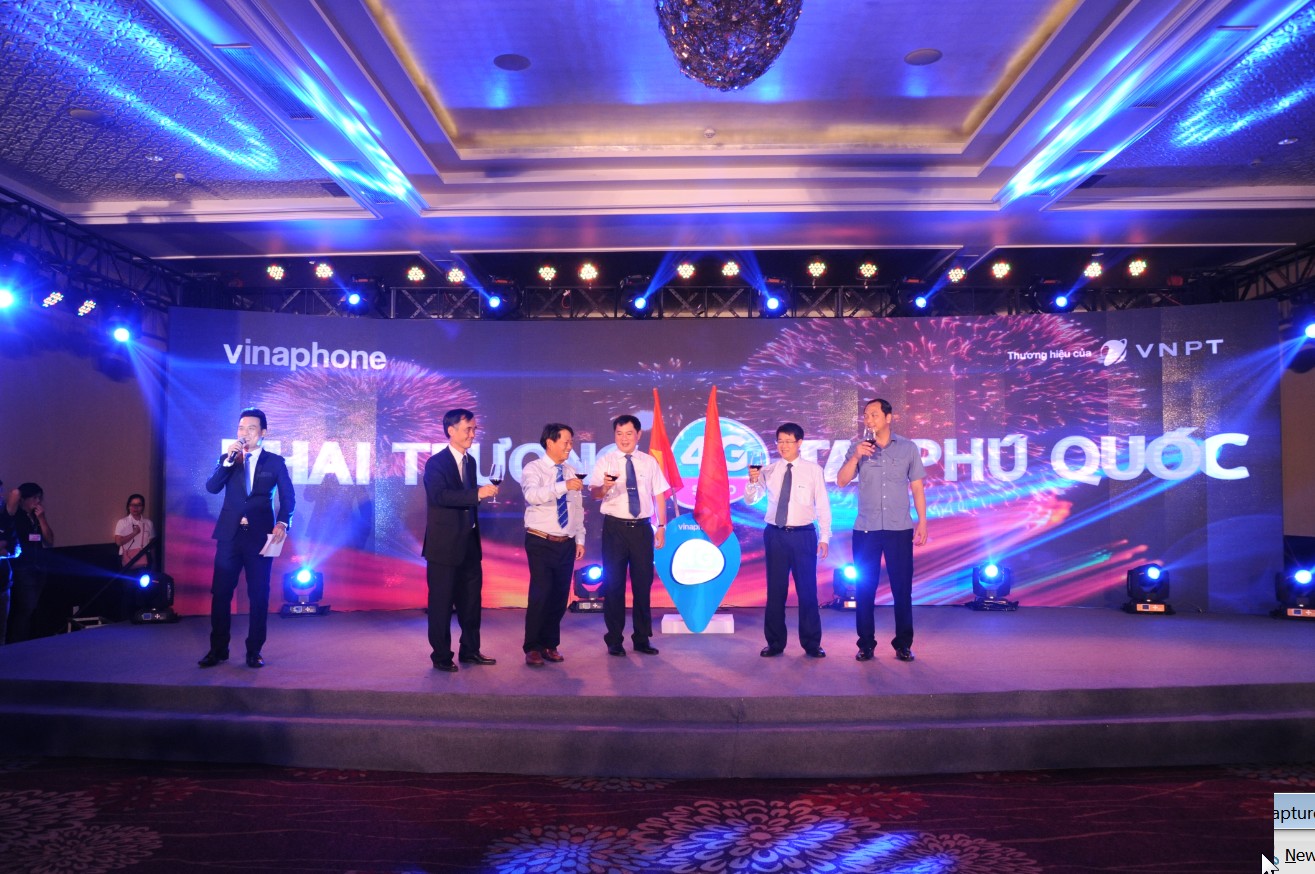 Các vị đại biểu, lãnh đạo tỉnh Kiên Giang, lãnh đạo Tập đoàn VNPT nâng ly chúc mừng VNPT VinaPhone chính thức khai trương 4G tại Phú Quốc.