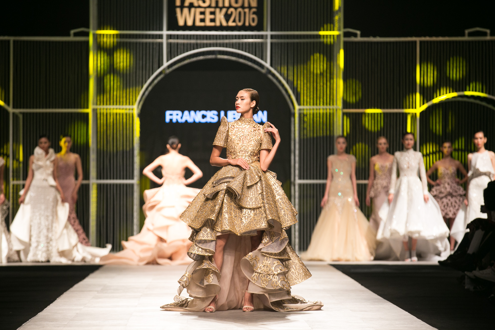 Những bộ đầm tinh xảo và quý phái tại Vietnam International Fashion Week