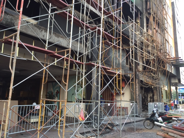 Các lớp khung sắt bịt kín mặt tiền tòa nhà khiến việc chữa cháy bị cản trở