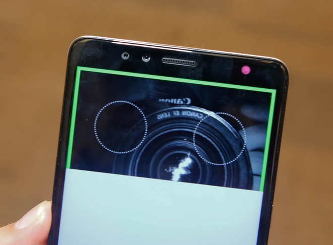 Tính năng bảo mật mống mắt Iris Scaner của máy có cơ chế hoạt động tương tự trên Galaxy Note 7 của Samsung: Sử dụng 2 camera trong đó có một camera hồng ngoại để quét mống mắt. Đây là tính năng bảo mật tiên tiến mà chưa smartphone nào trong phân khúc giá 7 triệu đồng được trang bị.  Tính năng quét mống mắt của máy nhanh và chính xác không thua kém Note 7. Máy có thể nhận diện ngay cả khi người dùng đeo kính cận và có âm thanh cảnh báo khi để máy quá xa, không nhận diện được. Ngoài ra, Prime X Pro còn có cảm biến vân tay, người dùng nên sử dụng cả hai tính năng bảo mật cùng lúc vì trong một số trường hợp như khi đeo kính mắt, máy không thể quét mống mắt được.
