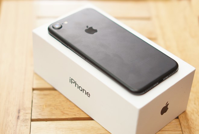 iPhone 7 xách tay sắp về mức giá sàn (khoảng 16 triệu đồng), theo dân buôn iPhone. Ảnh: Thành Duy.
