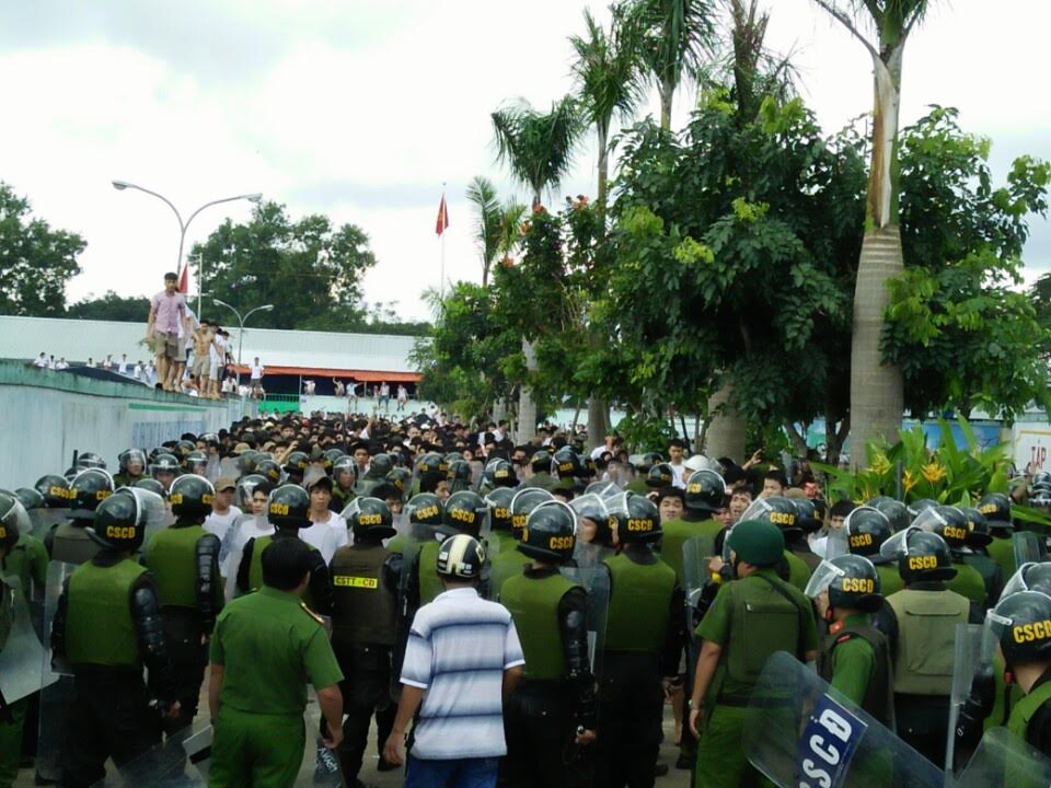 Lực lượng cảnh sát cơ động được điều động đến hiện trường để vãn hồi trật tự ở trung tâm cai nghiện Đồng Nai ngày 7/11.