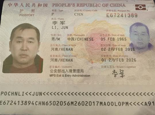 Hộ chiếu của hành khách Li Jun (51 tuổi) mang quốc tịch Trung Quốc – người bị bắt quả tang vì có hành vi lục lọi hành lý người khác và mang dấu hiệu trộm cắp. Ảnh: NLĐ