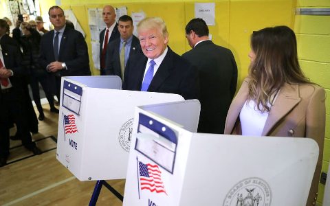 Tỉ phú Trump đi bỏ phiếu trong tiếng la ó